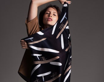 Pañuelo de seda estampado en blanco y negro, Pareo de seda ligero cuadrado de gran tamaño estampado con un diseño original de Dikla Levsky. Hecho en Italia