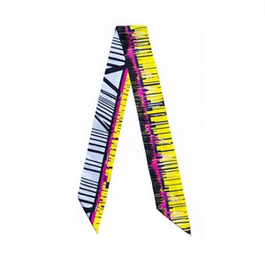 Mini pañuelo de seda estampado en colores neón de forma larga y estrecha y bordes diagonales.