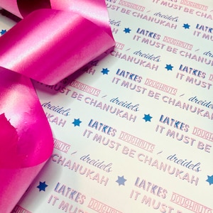 Latkes, beignets et dreidels ! Ce doit être du papier cadeau pour 'Hanoucca. Emballage cadeau pour Hanoucca. Emballage cadeau juif pour Hanoucca . Papier juif de 'Hanoucca