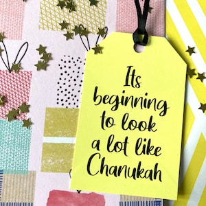 Chanoeka-cadeaulabel. Cadeauverpakking voor de Joodse feestdag Chanoeka. Het begint veel op Chanoeka te lijken. Chanoeka Cadeauverpakkingsideeën.