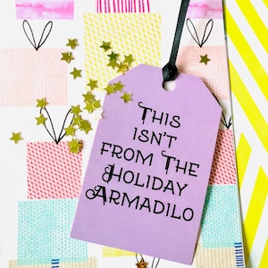 Etiqueta de regalo para Janucá. Envoltura de regalos para la festividad judía de Janucá. El armadillo navideño de Friends. Ideas para envolver regalos.