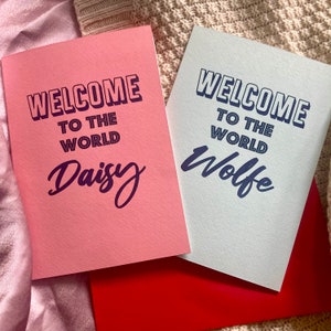Tarjeta personalizada de nuevo bebé. Bienvenida al mundo, nombre del bebé. Tarjeta de nacimiento de un nuevo bebé. Tarjeta de nacimiento de un bebé. Felicitaciones por el nuevo bebé. Niño niña