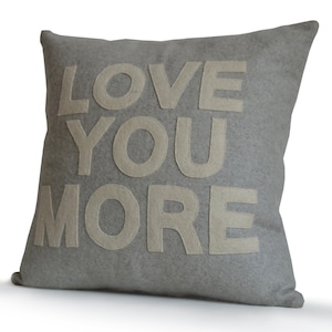 Almohadas con frase "Te amo más", regalos para parejas, regalo para un ser querido, almohada de fieltro, almohada gris marfil, funda europea, almohada con mensaje personalizado