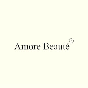 Puede incluir: El logotipo de Amore Beauté en una fuente serif oscura, con el símbolo de marca registrada en la esquina superior derecha. El texto está centrado sobre un fondo color crema.