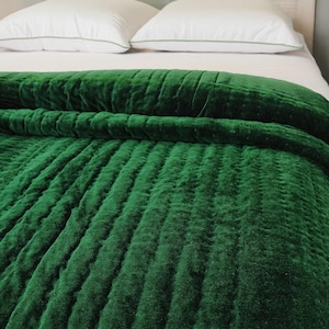 Smaragdgroen fluwelen quilt, fluwelen quiltkoning, ronde quilt, handgemaakte sprei, quilt met steeksteek, quilt met pom pom, kerstquilt
