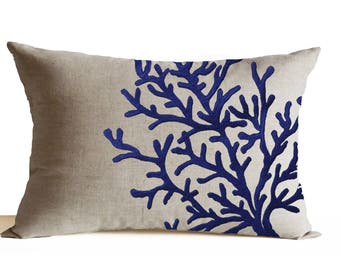 Funda de almohada de coral bordada sobre lino para cojín con temática oceánica / Cojín de casa de playa costera para decoración náutica o costera