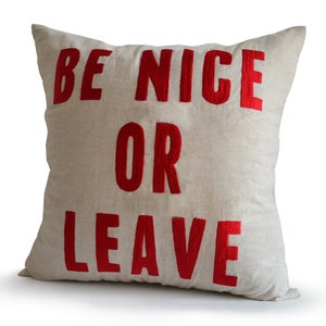 Funda de almohada "Be Nice Or Leave", almohada decorativa con palabra, funda de almohada de lino, almohada bordada a mano, regalos para ella, regalos de cumpleaños, decoración de dormitorio