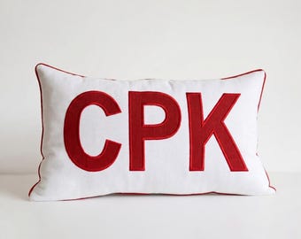 Funda de almohada con monograma bordado y aplique personalizado / Cojín decorativo de lona de algodón personalizado / Decoración para dormitorio universitario / Regalo de graduación y para compañeros de piso