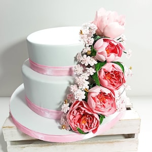 Torta scenografica PEONIE, torta finta effetto pasta di zucchero, torta con peonie, fiori finti, allestimenti floreali, torta scenografica