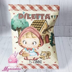 Può includere: Un sacchetto per feste con un'illustrazione a cartoni animati di Cappuccetto Rosso. La borsa ha una parte superiore a scacchi rossi e bianchi e il nome "Diletta" è stampato sul davanti. Le parole "5 Anni" sono stampate anche sulla borsa.