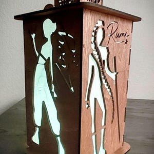 Lanterna K-Pop: luce notturna a LED in legno fatta a mano - Zoey, Rumi, Mira