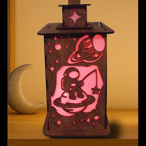 Lanterna LED Astronauta – Luce notturna a tema spaziale – Lampada luminosa in legno fatta a mano – Decorazione per la stanza della galassia – Regalo per bambini, adolescenti e sognatori