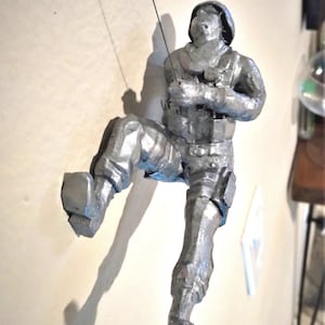 Military Climber Wall Sculpture – Army Home Decor, Soldier Wall Art, Unique Gift for Veterans, Tactical Climbing Figure