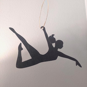 Hangende acrobaat silhouet in gouden ring – 12" luchtdanseres, muur- of plafondkunst – moderne turnster sculptuur in zwart, goud, zilver of koper