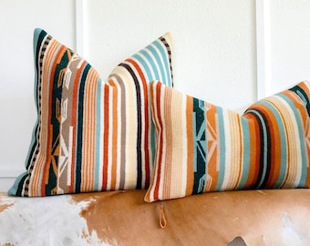 Kussensloop van chimayowol: koraalblauwe kussensloop met zuidwestelijke streep