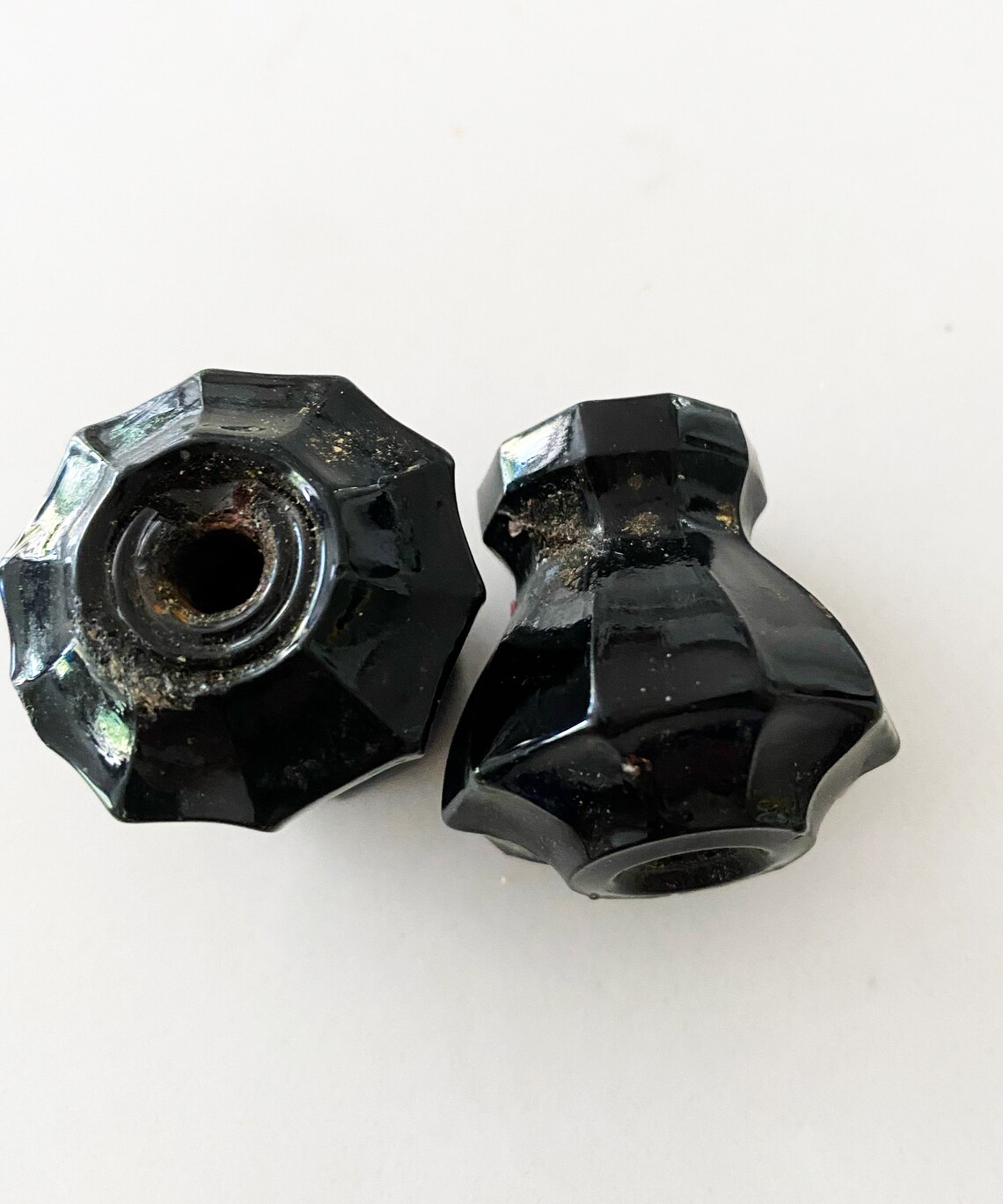 El cajón de vidrio negro antiguo tira de las perillas | Etsy