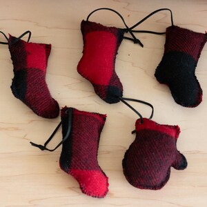 Handgemaakt kerstornament van buffelruit: rustieke boomdecoratie