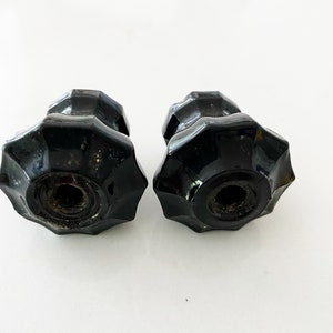 El cajón de vidrio negro antiguo tira de las perillas | Etsy