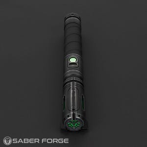 Pode incluir: Um sabre de luz preto com uma empunhadura texturizada e detalhes verdes. O punho apresenta um bot&atilde;o circular e um design detalhado com se&ccedil;&otilde;es iluminadas em verde. O logotipo Saber Forge &eacute; vis&iacute;vel.