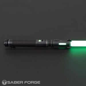 Pode incluir: Um sabre de luz preto e prateado com uma l&acirc;mina verde brilhante. O punho tem uma pega texturizada e v&aacute;rios detalhes prateados. O sabre de luz est&aacute; iluminado, com o texto "SABER FORGE" na parte inferior.