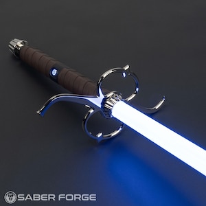 Op de afbeelding: Een zilveren lightsaber met een blauwe blade en een bruine leren handvat. De lightsaber heeft een decoratief handvat met een cirkelvormig ontwerp.