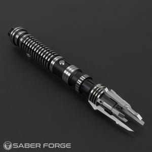 Puede incluir: Un sable de luz negro y plateado con un agarre texturizado y un emisor afilado de m&uacute;ltiples puntas. El sable de luz est&aacute; dise&ntilde;ado con un dise&ntilde;o detallado e intrincado.