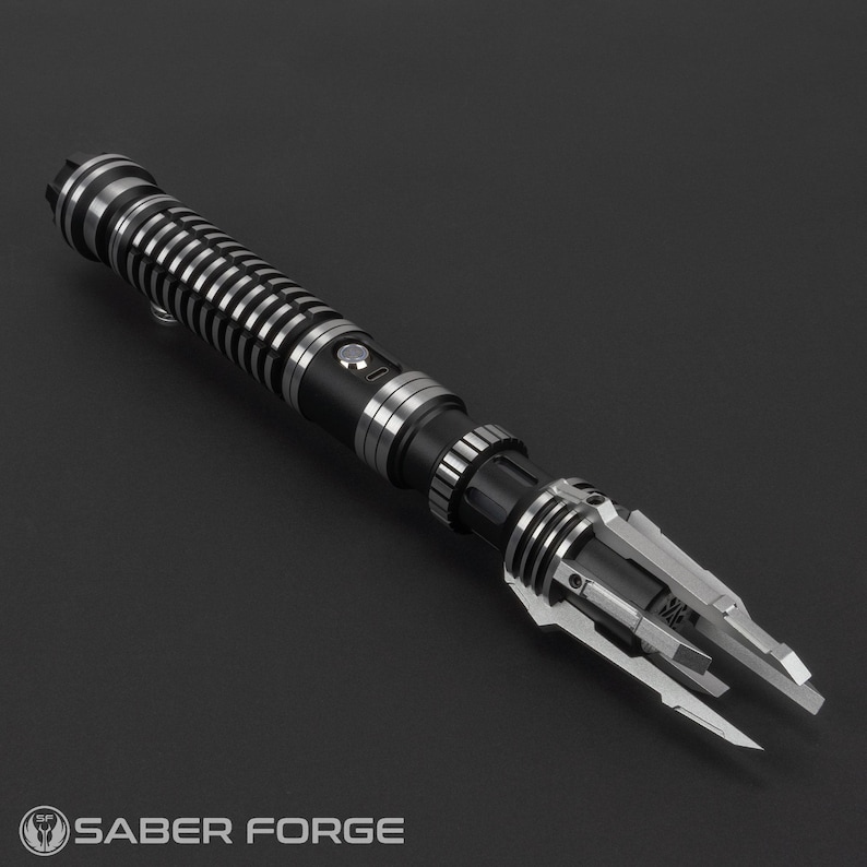 Puede incluir: Un sable de luz negro y plateado con un agarre texturizado y un emisor afilado de m&uacute;ltiples puntas. El sable de luz est&aacute; dise&ntilde;ado con un dise&ntilde;o detallado e intrincado.