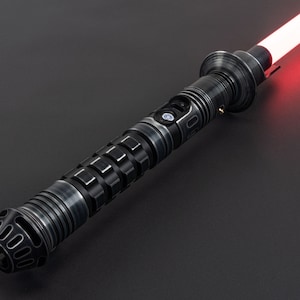 K&ouml;nnte beinhalten: Ein schwarzes Lichtschwert mit einer roten Klinge. Das Lichtschwert hat einen strukturierten Metallgriff mit einer silbernen Akzent.