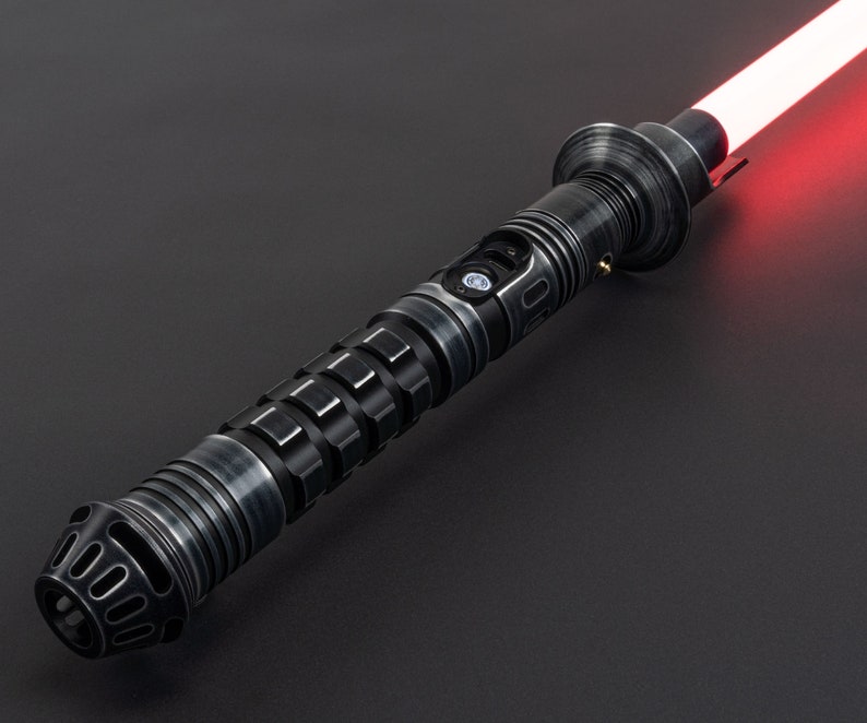 K&ouml;nnte beinhalten: Ein schwarzes Lichtschwert mit einer roten Klinge. Das Lichtschwert hat einen strukturierten Metallgriff mit einer silbernen Akzent.