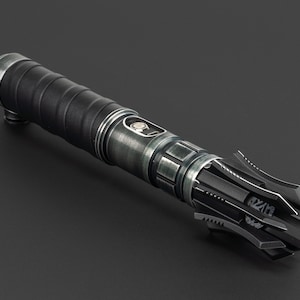 K&ouml;nnte beinhalten: Ein schwarzes und silbernes Lichtschwert mit einem detaillierten, komplizierten Design. Das Lichtschwert hat einen schwarzen Griff und eine silberne Klinge mit einer scharfen Spitze.