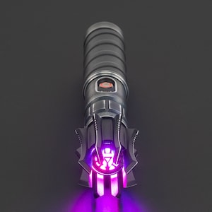 K&ouml;nnte beinhalten: Ein schwarzes Lichtschwert mit einer violetten Klinge. Das Lichtschwert hat ein detailliertes Design mit einem schwarzen Griff und einem silbernen Emitter.