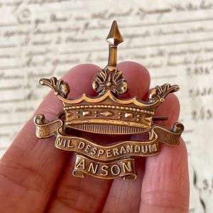 Vintage WWI Militär Nil Desperandum Anson Cap Abzeichen / Uniform Abzeichen - Anson Battalion Royal Navy - Circa 1910er Jahre.