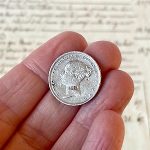 Antik viktorianskt förändrat silvermynt - Kärlekstecken - Initialer M.B. - 1852 Sixpence.