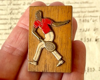 Pinza para vestido de madera estilo Art Déco vintage - Jugadora de tenis - Circa 1920-1930.