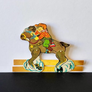 Brinquedo francês vintage - brinquedo de empurrar e puxar de caubói e cavalo - carta + madeira balsa - estoque morto original - por volta das décadas de 1940 e 1950.
