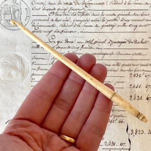 Antique Bone Crochet Hook/Hook - Ox-Bone - Hand-Turned - Victorian/Edwardian.