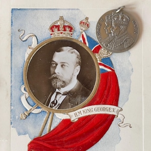 Médaille/médaillon du jubilé d'argent du roi George V et de la reine Mary vintage + carte postale - vers les années 1930.