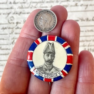 Insignia de celuloide antigua/vintage del rey Jorge V y botón de moneda alterado - Tres peniques de 1935.