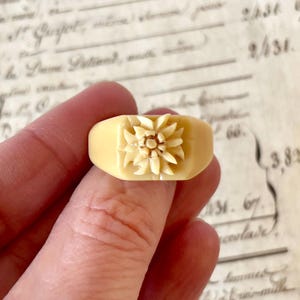 Vintage Celluloid & Bone Edelweiss Ring - Flower Ring - Celluloid Ring - Circa 1940&#39;s-1950&#39;s.