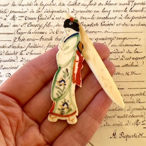Canivete/faca de papel vintage Art Déco em formato de osso - Senhora/Gueixa japonesa - Pintado à mão e assinado - Por volta das décadas de 1920 e 1930.