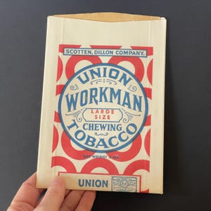 Puede incluir: Bolsa de tabaco de mascar Union Workman vintage. La bolsa tiene un fondo crema con un patrón circular rojo y blanco. El texto "UNION WORKMAN CHEWING TOBACCO" se muestra en un diseño circular azul y blanco. Peso neto 85 gramos.