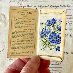 Kensitas Vintage Pequena Flor de Seda - Centáurea - Cartão de Cigarro - Por volta da década de 1930.