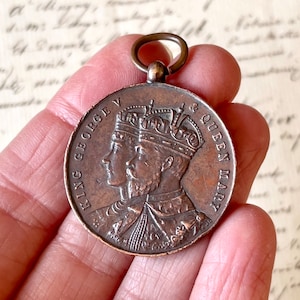 Vintage King George V & Queen Mary Medallion - Royal Commemorative/Royal Souvenir - 1920&#39;s.