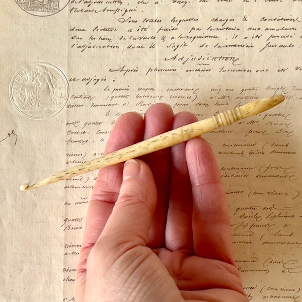 Antique Bone Crochet Hook/Hook - Ox-Bone - Hand-Turned - Victorian/Edwardian.