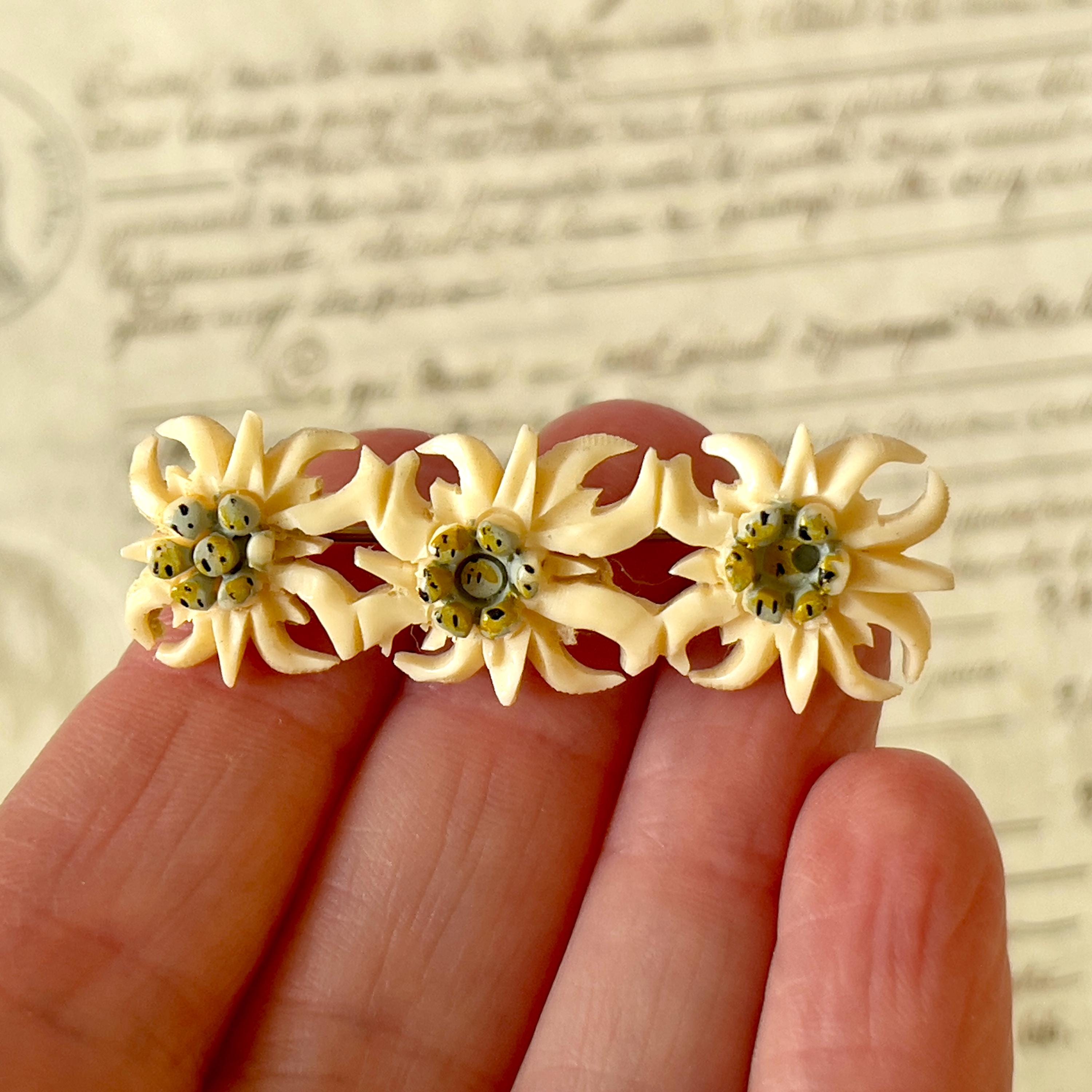 Broche Vintage Porte-bonheur En Forme D'edelweiss - Sculptée En Corne Ou Os - Bijou Ancien
