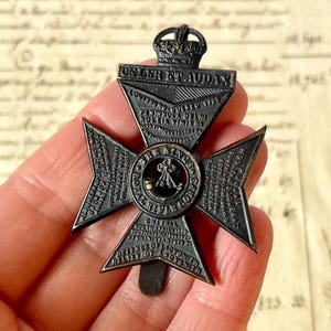 Antik / Vintage WWI &#39;The Kings Rifle Corps&#39; Cap Badge - Uniform-Abzeichen / Uniform-Abzeichen - Circa 1910er Jahre.
