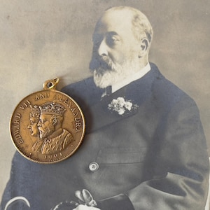 Médaillon commémoratif royal antique - souvenir du roi Édouard VII et de la reine Alexandra 1902 + carte postale photographique.