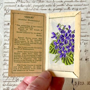 Tarjeta de cigarrillo con pequeña flor de seda Kensitas vintage, violeta, década de 1930.