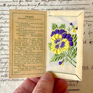 Flor de seda pequena vintage Kensitas - Amor-perfeito - Cartão de cigarro - Por volta da década de 1930.