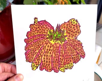 Pode incluir: Uma impressão colorida de uma flor estilizada com um padrão texturizado. A obra de arte apresenta tons de rosa, laranja e amarelo, com um centro verde. A impressão é segurada em uma mão, com o texto "Monstrous" e "1975" visível.